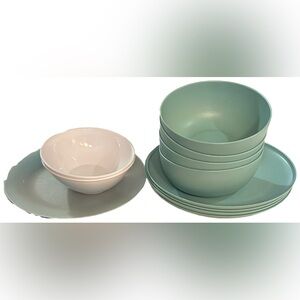Plastic dishes